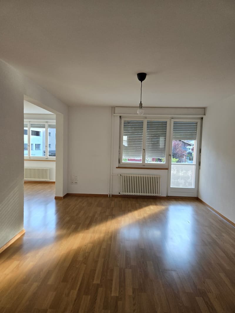 Geräumige 5-Zimmer-Wohnung mit Balkon und schöner Aussicht in Linthal (3)