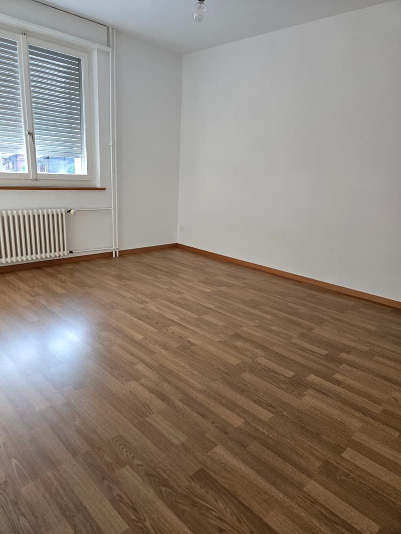 Geräumige 5-Zimmer-Wohnung mit Balkon und schöner Aussicht in Linthal (4)