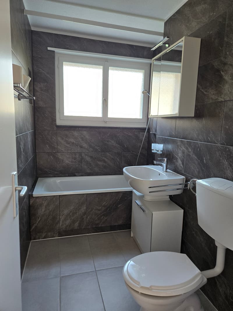 Geräumige 5-Zimmer-Wohnung mit Balkon und schöner Aussicht in Linthal (6)