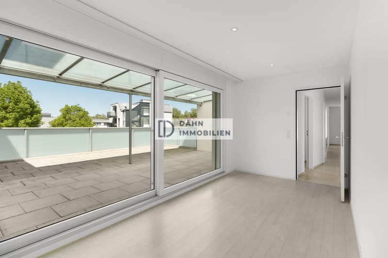 Lichtdurchflutete 5.5-Zi.-Attika mit 130 m² Terrasse in Schlieren (9)