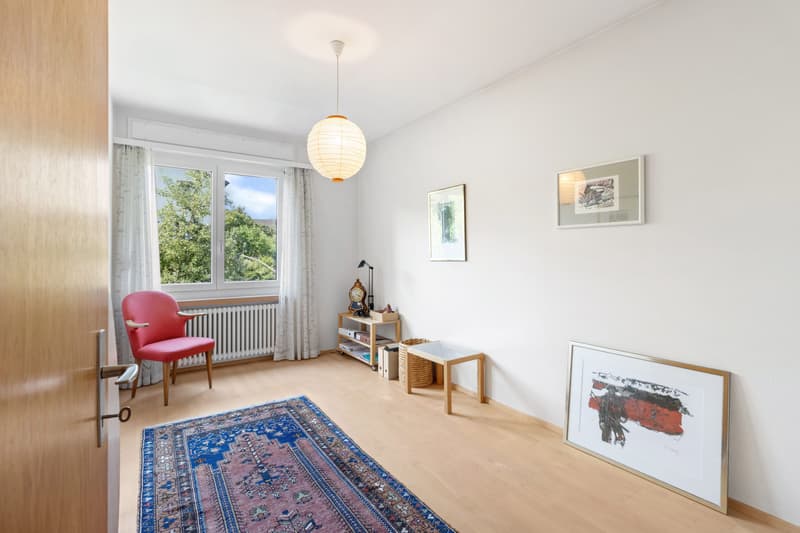 Grosszügiges Einfamilienhaus an sonniger Hanglage mit grossem Garten (8)
