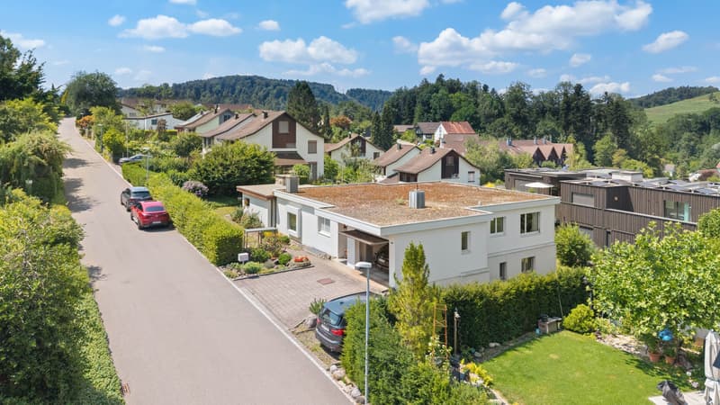Grosszügiges Einfamilienhaus an sonniger Hanglage mit grossem Garten (3)