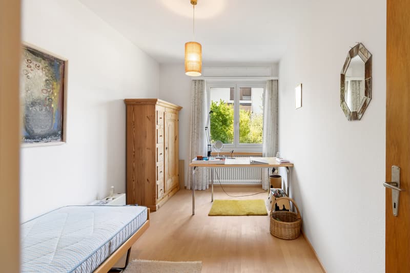 Grosszügiges Einfamilienhaus an sonniger Hanglage mit grossem Garten (7)