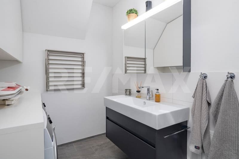 Exclusive 3.5-room attic apartment with large terrace and breathtaking mountain views (10)