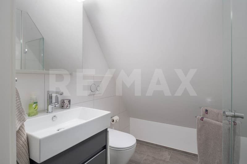 Exclusive 3.5-room attic apartment with large terrace and breathtaking mountain views (6)