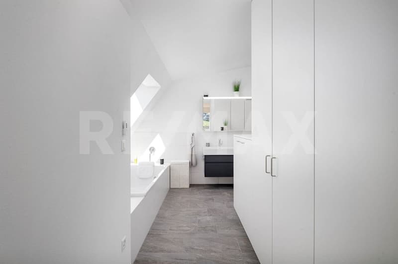 Exclusive 3.5-room attic apartment with large terrace and breathtaking mountain views (13)