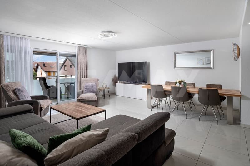 Appartamento 4.5 locali con balcone soleggiato e arredamento di alta qualità a Buttikon SZ in vendita! (2)