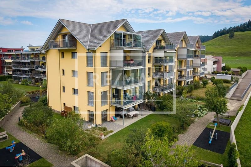 Edle 5.5-Zimmer-Dachwohnung mit 3 Balkonen und atemberaubendem Mythenblick in Einsiedeln zu kaufen! (2)