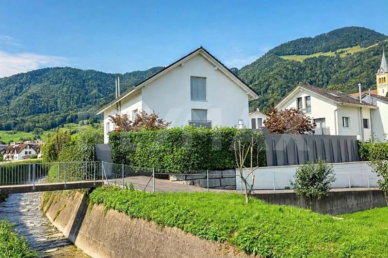 Grosszügige 5.5-Zimmer-Doppelhaushälfte mit Outdoor-Küche in Reichenburg SZ zu mieten! (1)