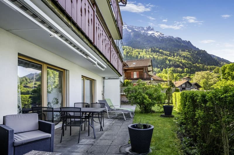 LAKESIDE LIVING 4,5 room garden apartment in Iseltwald (1)