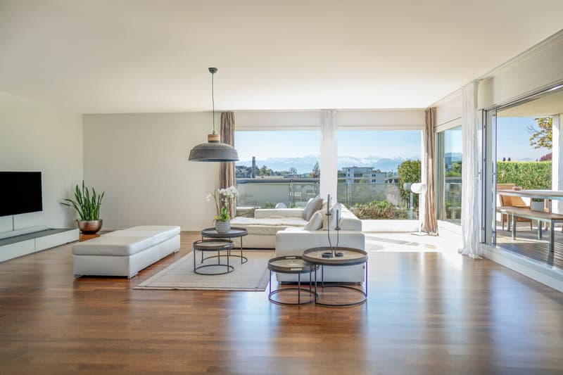 Geräumiges Wohnzimmer