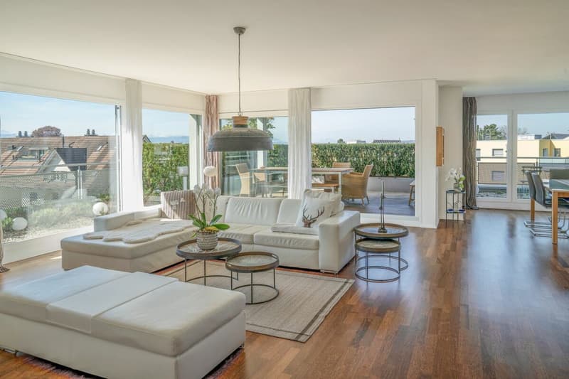Geräumiges Wohnzimmer mit Terrasse