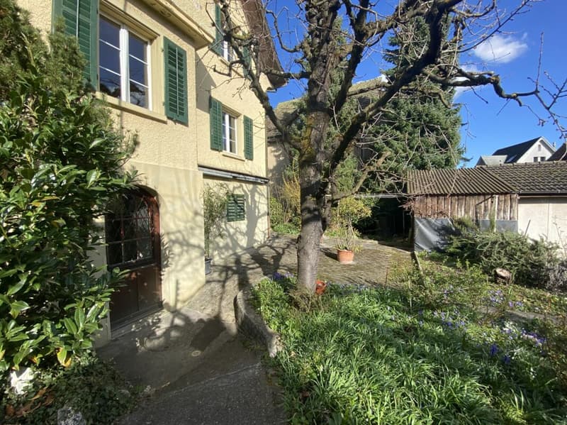 Casa unifamiliare con aree di seduta, balcone, garage (2)