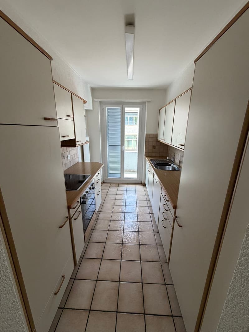 Appartement de 2,5 pièces fraîchement rénové dans un excellent emplacement à Biel (7)