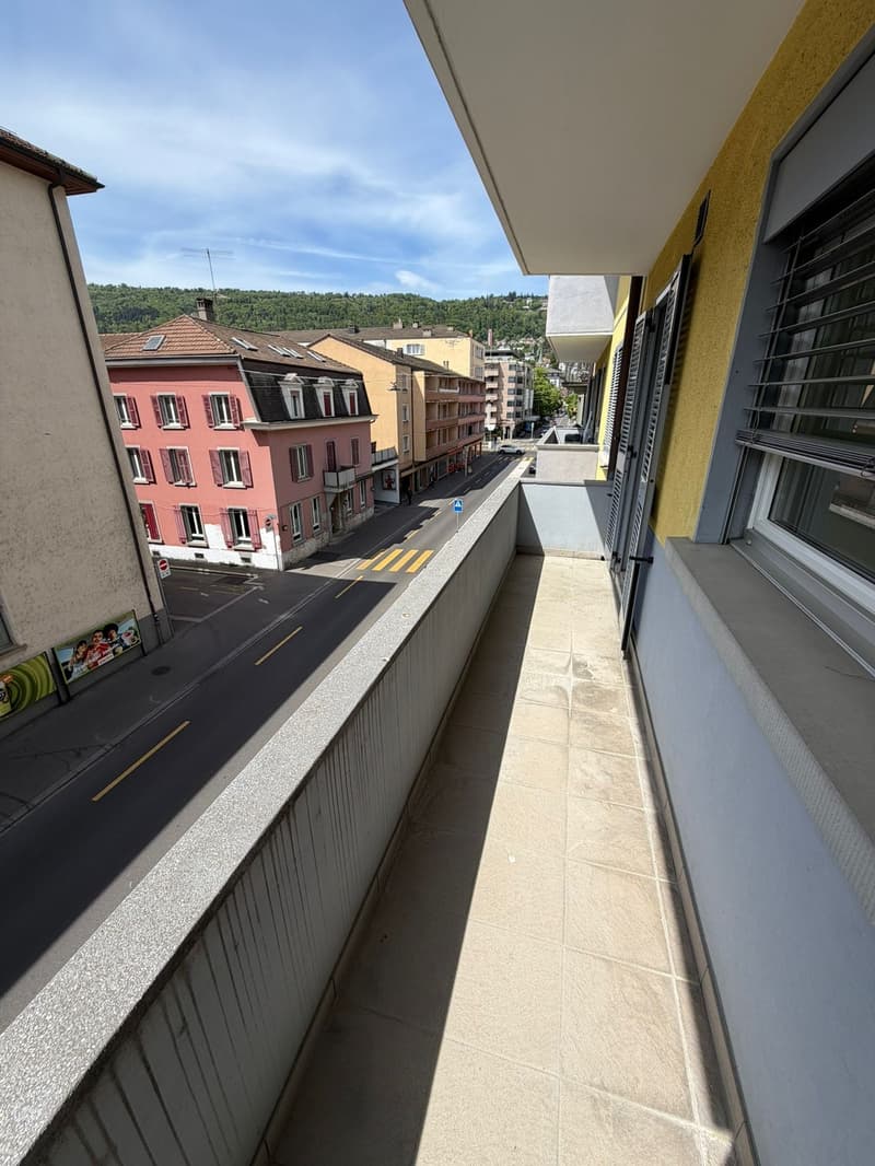 Appartement de 2,5 pièces fraîchement rénové dans un excellent emplacement à Biel (8)