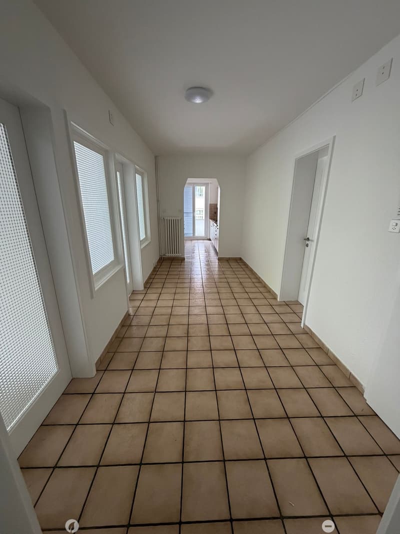 Frisch renovierte 2.5 Zimmer Wohnung an Top Lage in Biel (5)