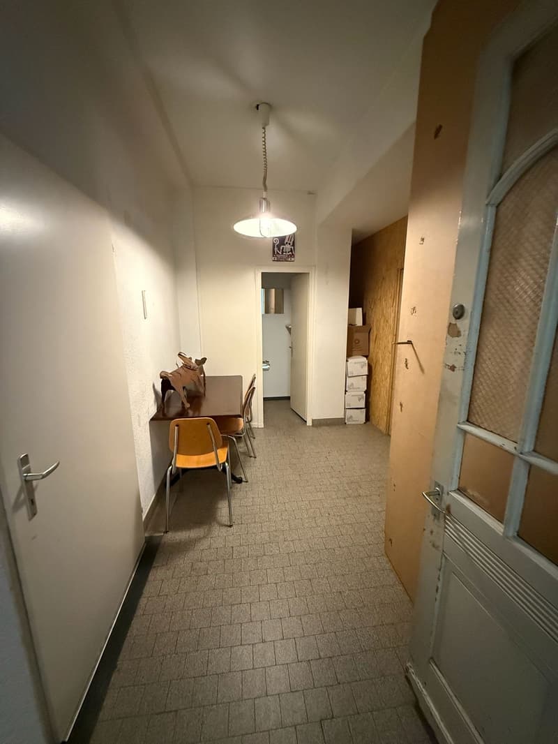 Retail space with shop window on the ground floor for rent (5)