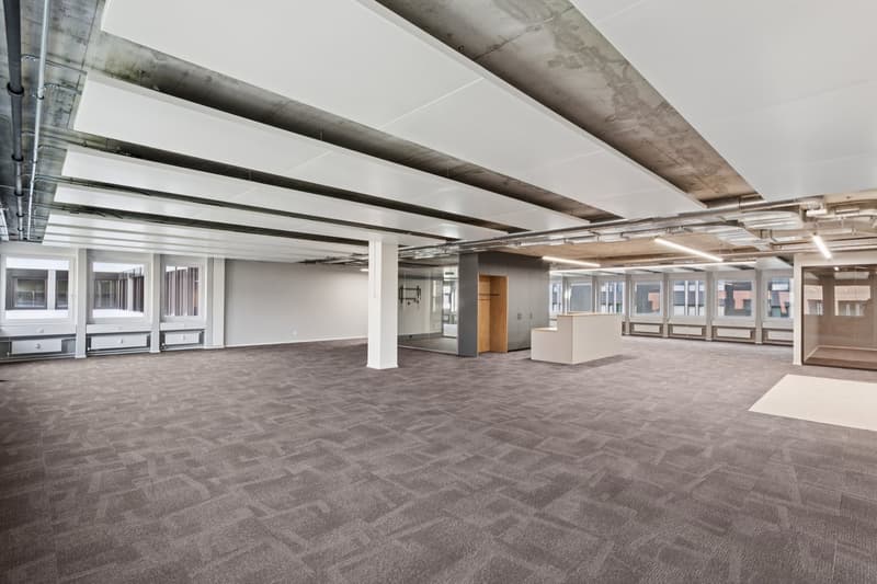 Beispiel für ausgebautes Büro mit autarkem & integrierten Sitzungszimmer sowie Empfangstheke