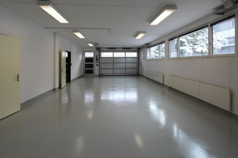 Immeuble commercial avec bureau / atelier et espace de stockage à emplacement idéal et excellente situation de transport (13)