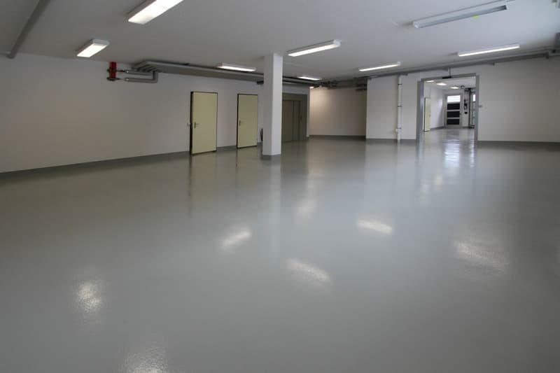 Immeuble commercial avec bureau / atelier et espace de stockage à emplacement idéal et excellente situation de transport (12)
