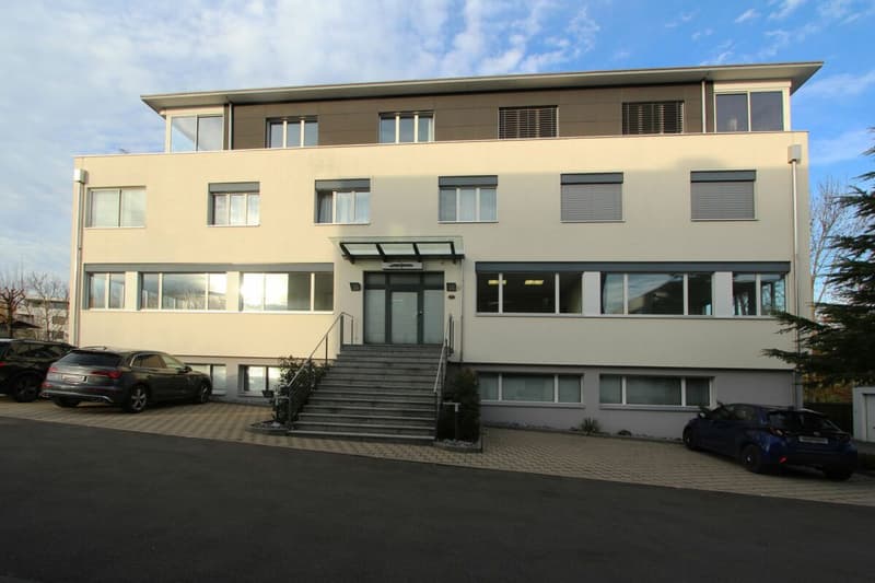 Immeuble commercial avec bureau / atelier et espace de stockage à emplacement idéal et excellente situation de transport (4)