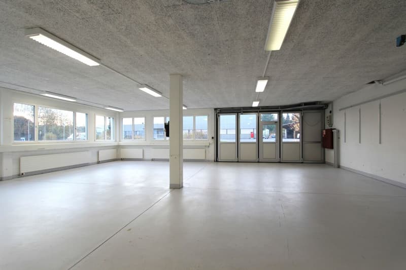 Immeuble commercial avec bureau / atelier et espace de stockage à emplacement idéal et excellente situation de transport (9)
