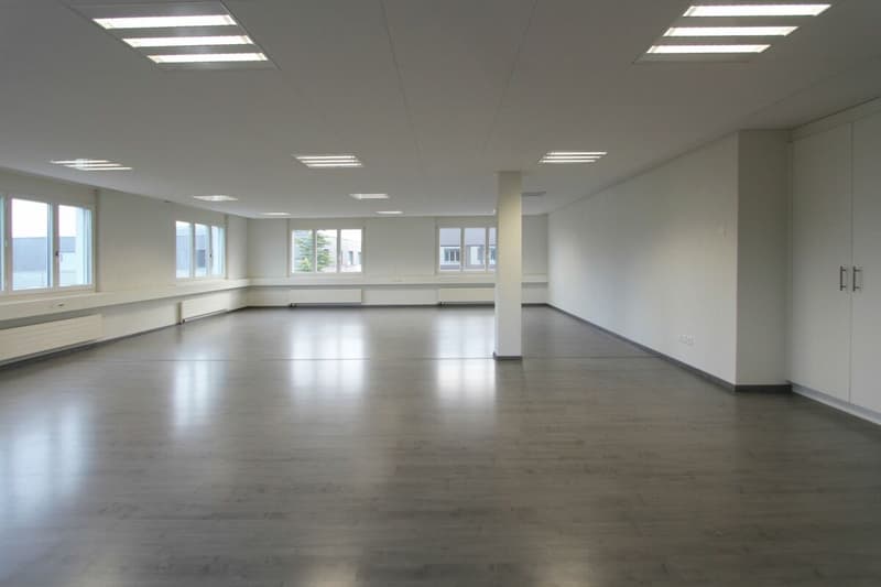 Immeuble commercial avec bureau / atelier et espace de stockage à emplacement idéal et excellente situation de transport (6)