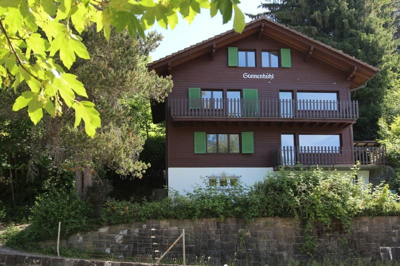 Chalet Sonnenbühl: Attraktives Zweifamilienhaus mit freier Bergsicht und dem See als Kulisse (19)