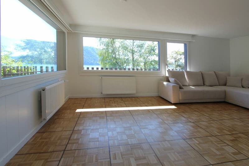 Chalet Sonnenbühl: Attraktives Zweifamilienhaus mit freier Bergsicht und dem See als Kulisse (5)