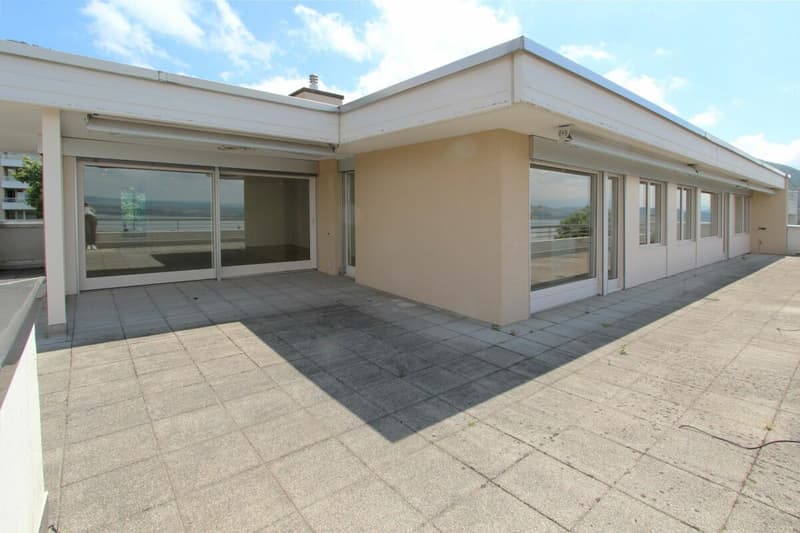 LUXURIÖSE ATTIKAOASE: Exklusive Wohnung mit grosszügiger Terrasse und atemberaubender See- & Bergsicht (2)