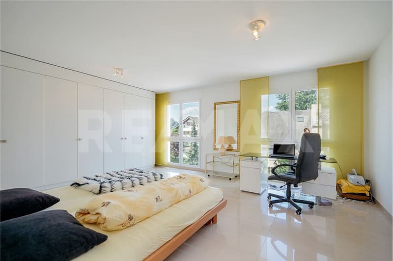 Moderne 3.5 Zimmer Wohnung mit exklusivem Bad  und verglastem Balkon/Wintergarten (13)