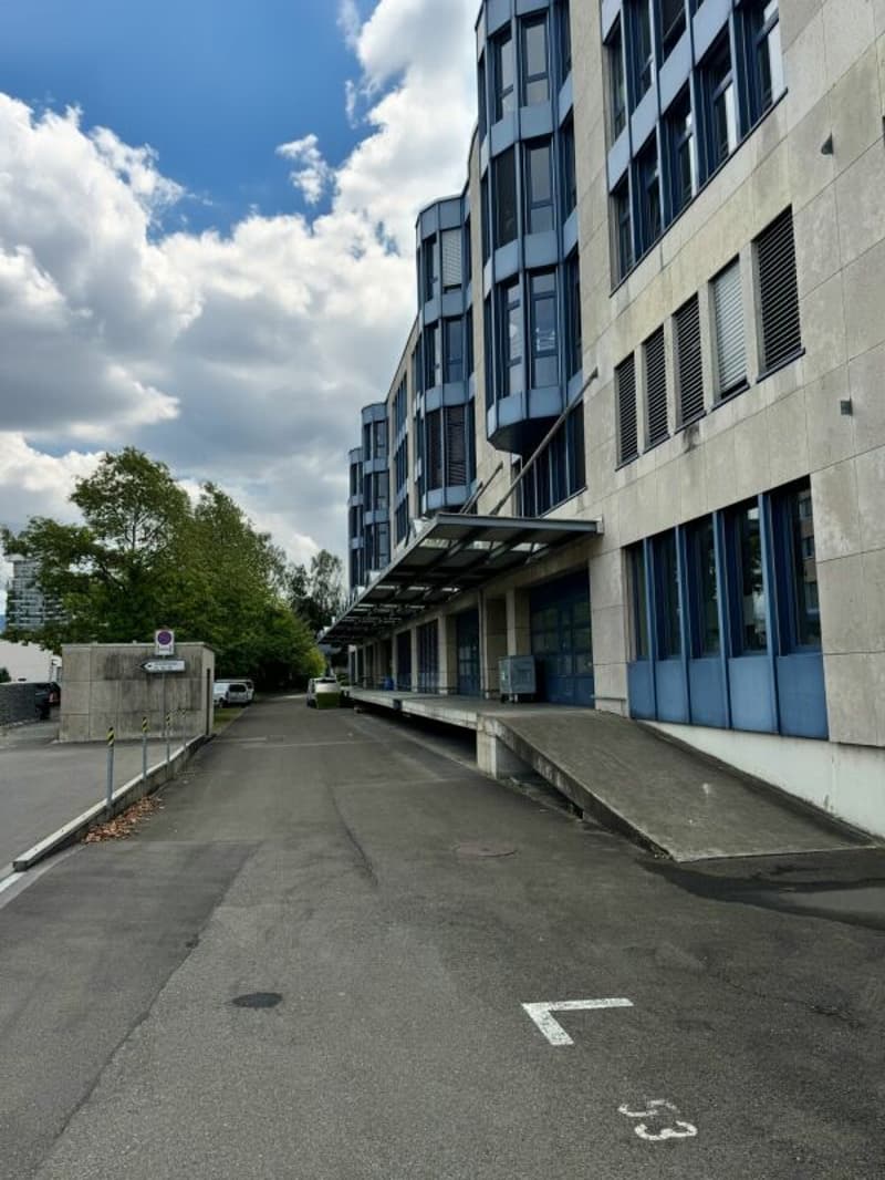 242 m2 Büro / Ausstellung / Lager mit Anlieferungsrampe in Rotkreuz (11)