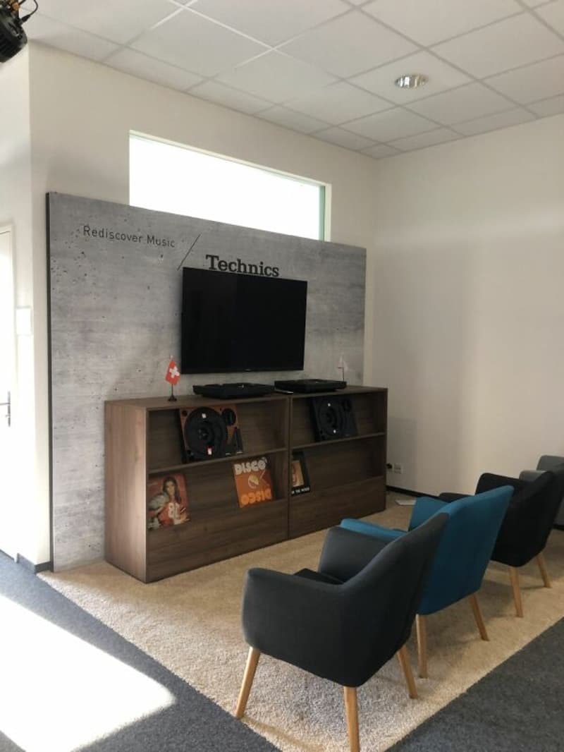 Büro / Ausstellung mit Lager und Anlieferungsrampe in Rotkreuz (4)