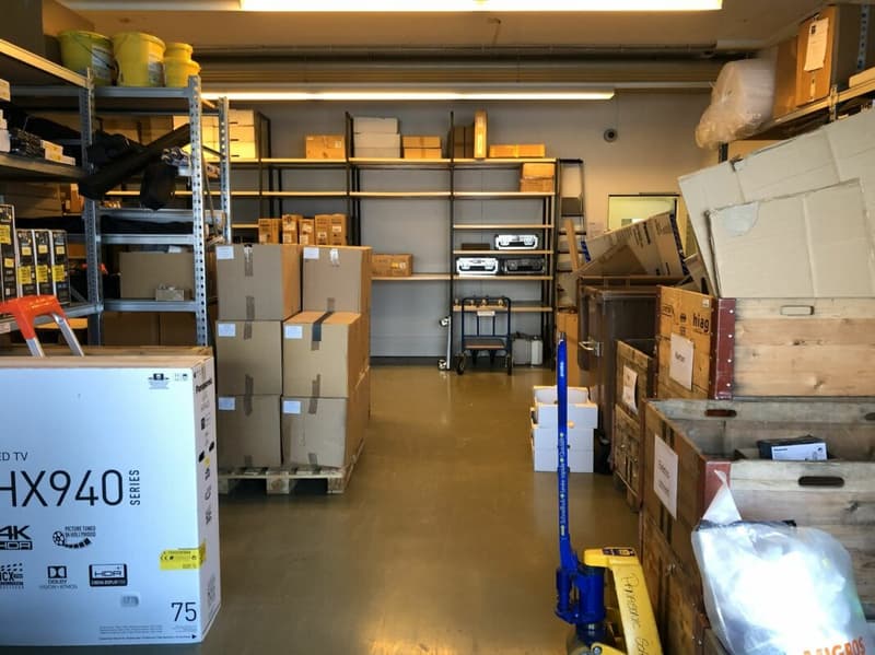 Büro / Ausstellung mit Lager und Anlieferungsrampe in Rotkreuz (21)