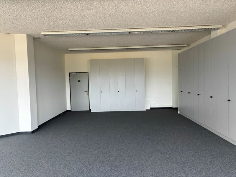 Bureau 67 m2, aménagé, à Steinhausen (2)