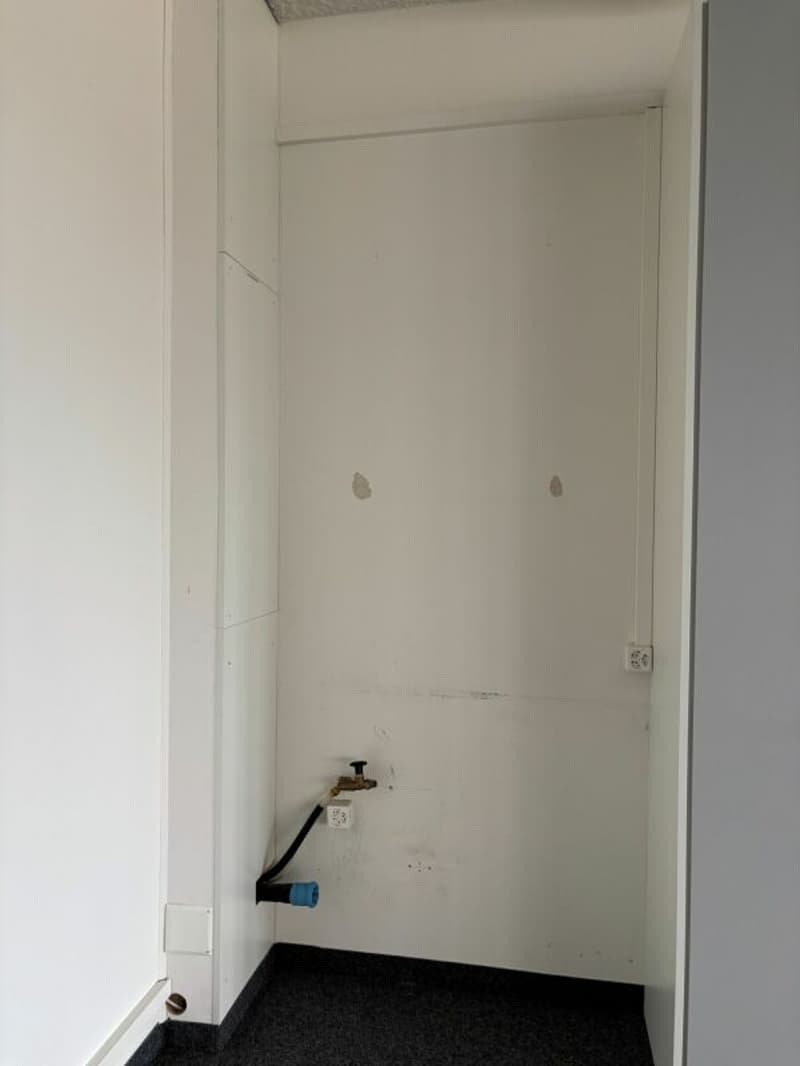 Bureau 67 m2, aménagé, à Steinhausen (12)