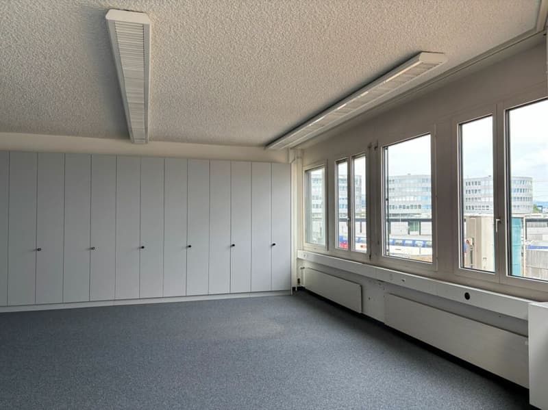 Bureau 67 m2, aménagé, à Steinhausen (5)