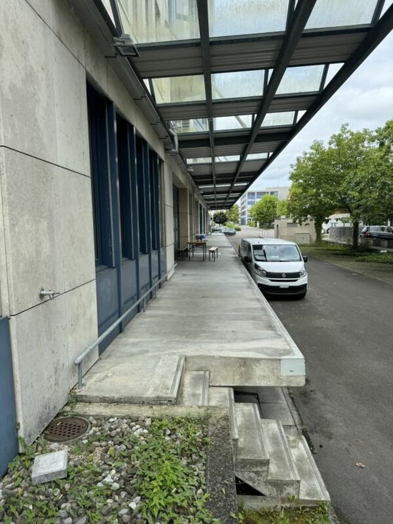 242 m2 Büro / Ausstellung / Lager mit Anlieferungsrampe in Rotkreuz (12)