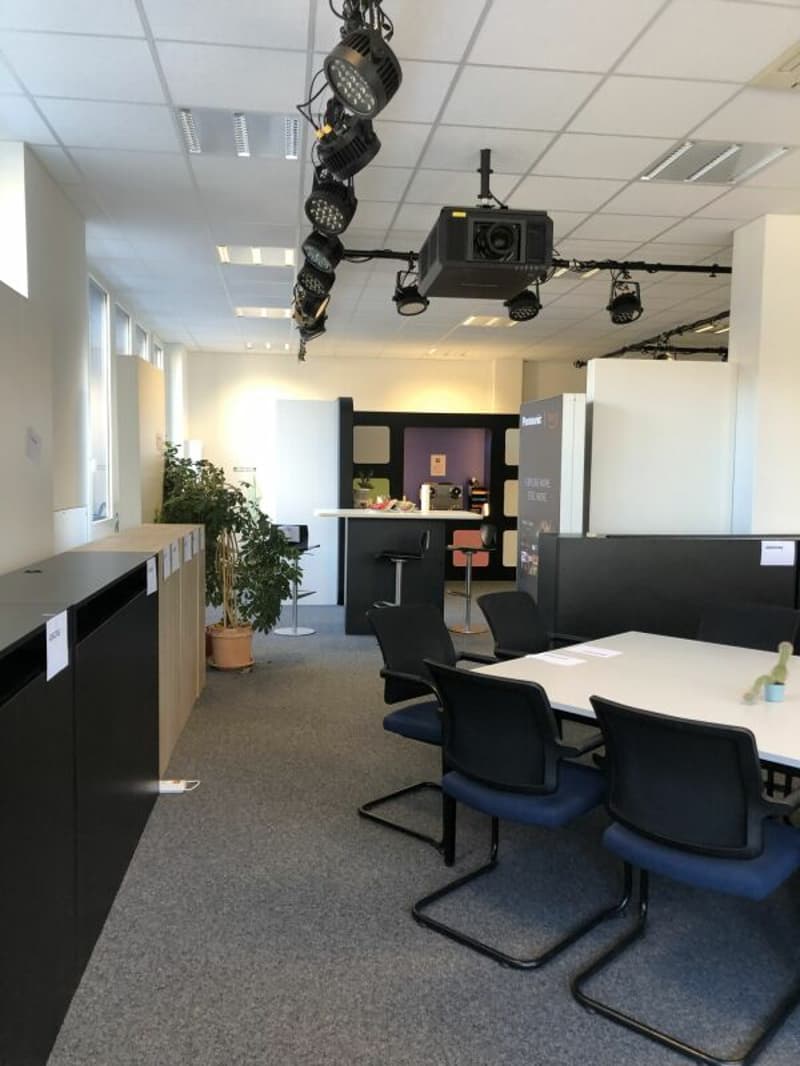 242 m2 Büro / Ausstellung / Lager mit Anlieferungsrampe in Rotkreuz (5)