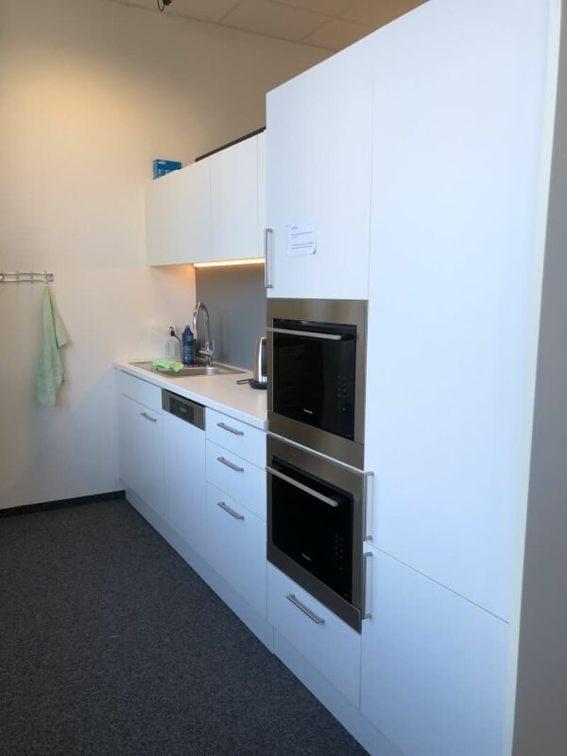 242 m2 Büro / Ausstellung / Lager mit Anlieferungsrampe in Rotkreuz (6)