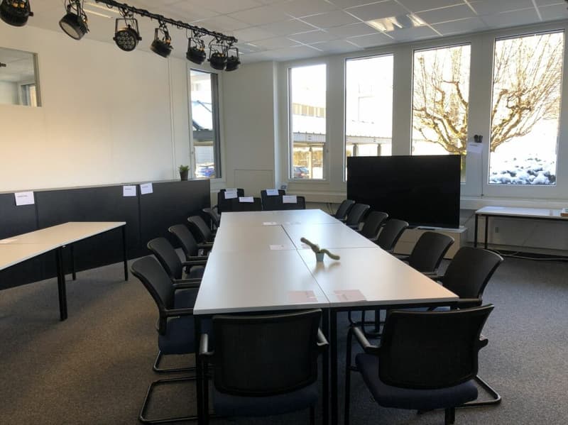 242 m2 Büro / Ausstellung / Lager mit Anlieferungsrampe in Rotkreuz (9)