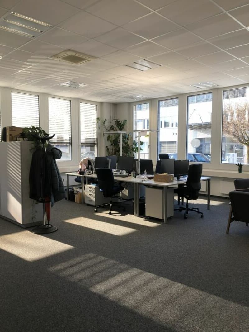 Büro / Ausstellung mit Lager und Anlieferungsrampe in Rotkreuz (10)