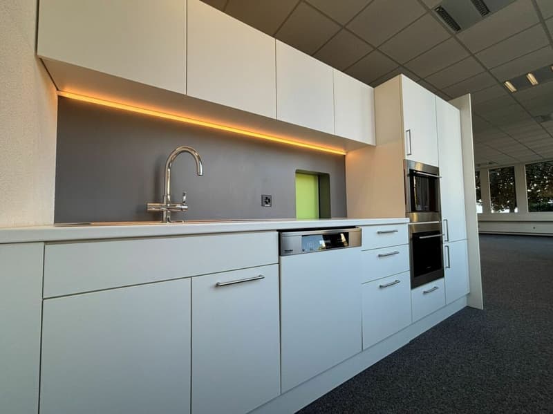 600 m² Büro, Showroom & Lager mit Laderampe - direkt an der Autobahn Rotkreuz, teilbar (18)
