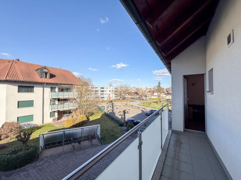 Balkon hinter Küche mit Zugang zu weiterem Schlafzimmer