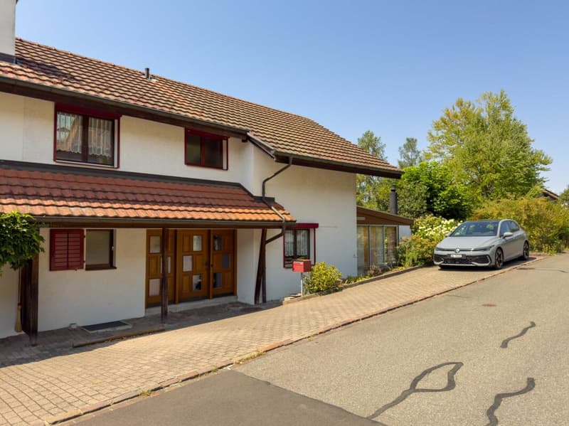 Haus aussen, Parkplatz