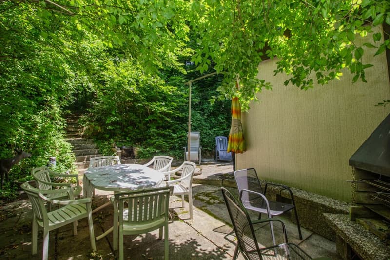 Sitzplatz hinter dem Haus im Grünen