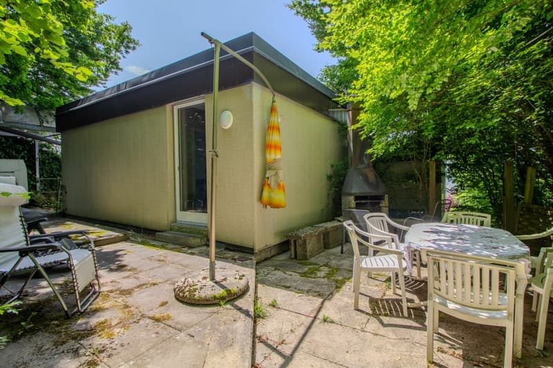 Sitzplatz hinter dem Haus im Grünen