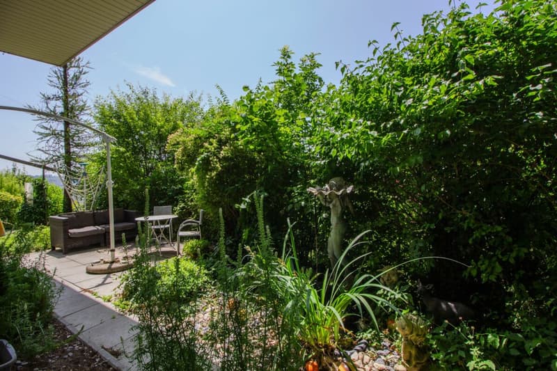 Sitzplatz vor dem Haus mit Biotop