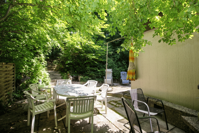 Sitzplatz hinter dem Haus im Grünen