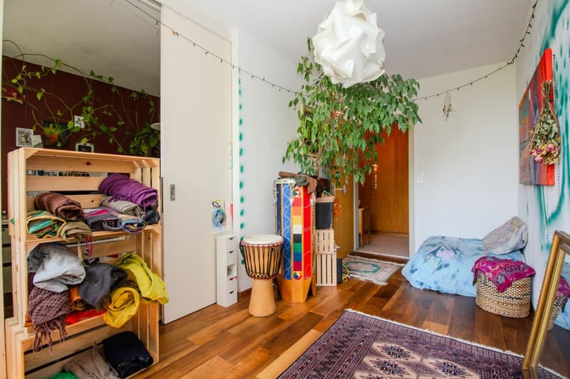 Schlafzimmer mit Schiebetüre zum anderen Schlafzimmer